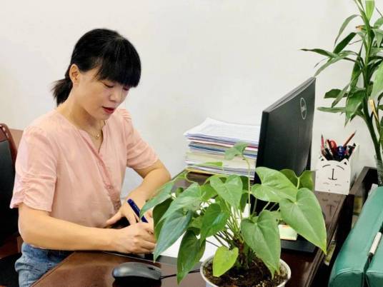 黄月芳（绍兴市元培中学高级教师）