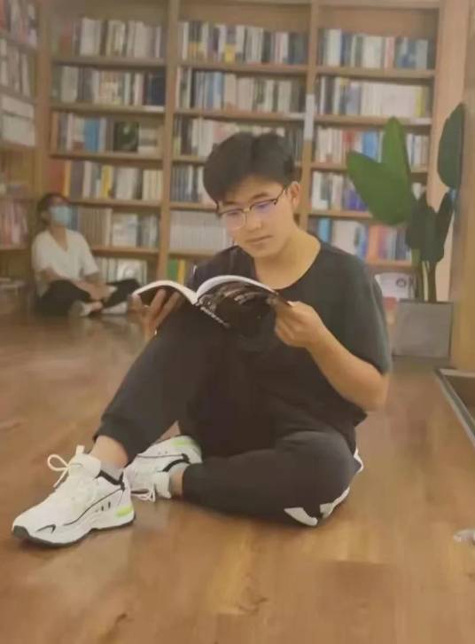 罗天宇（哈尔滨商业大学经济学院2021级学生）