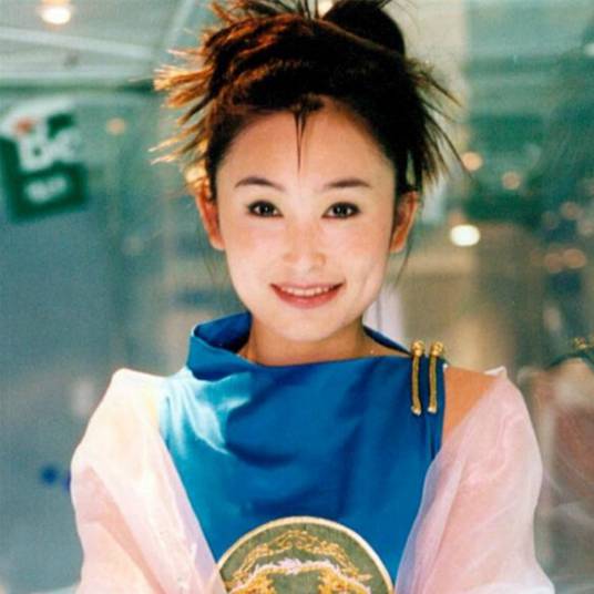 曾格格（中国内地女歌手、音乐人、笛箫演奏家，中央民族乐团国家一级演员）