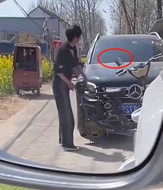 4·5大妈砸车事件