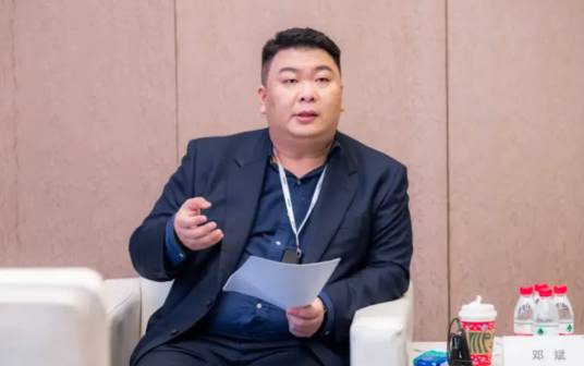 邓斌（上海荣耀智慧科技开发有限公司法定代表人，董事长）