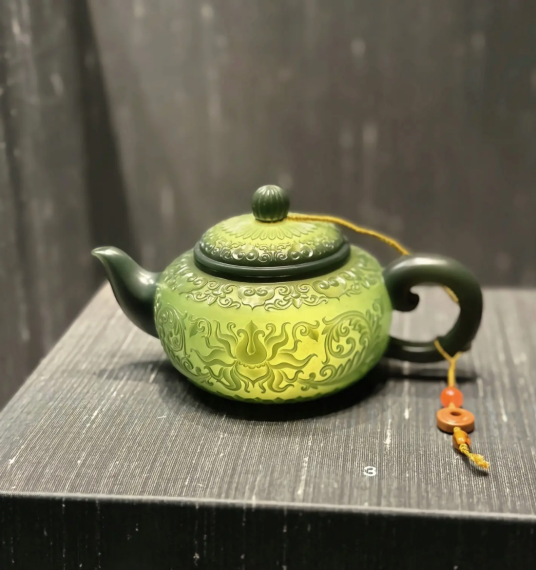 中华缠枝纹薄胎玉壶