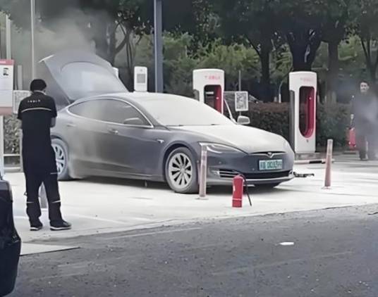 5·22常州特斯拉轿车在充电站起火事故