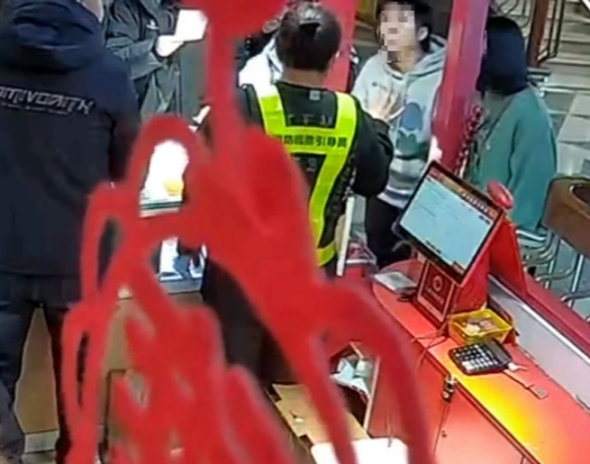 2·4长春女子中奖彩票被店员撕毁事件