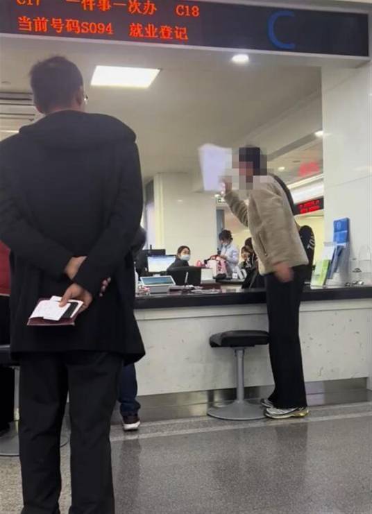 11·24常州女子在政务服务中心发火事件