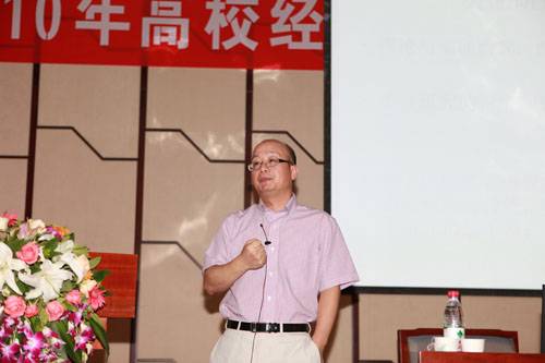 周黎安