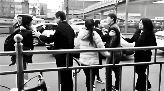 3·28北京初中生拍占道车遭骂事件