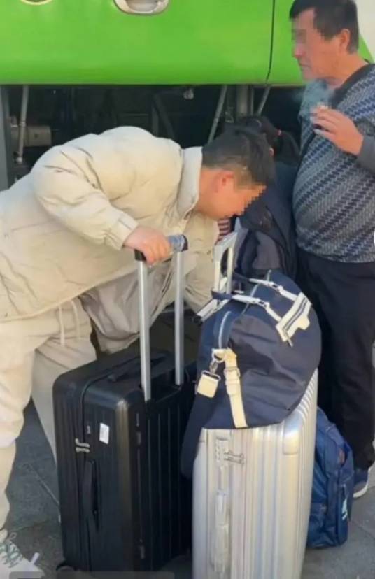 2·13丽江游客“未买手镯被赶下车”事件