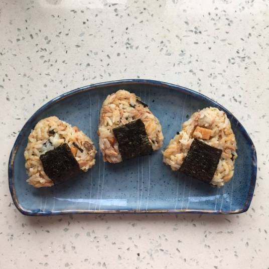 金枪鱼饭团