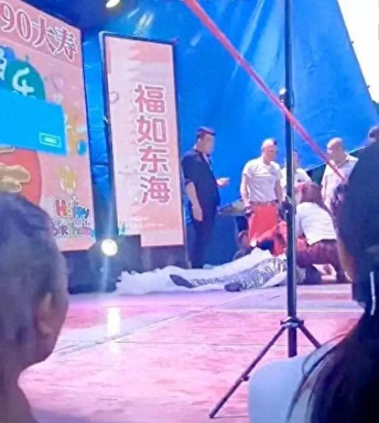 4·19重庆老人寿宴上女歌手摔倒去世事件